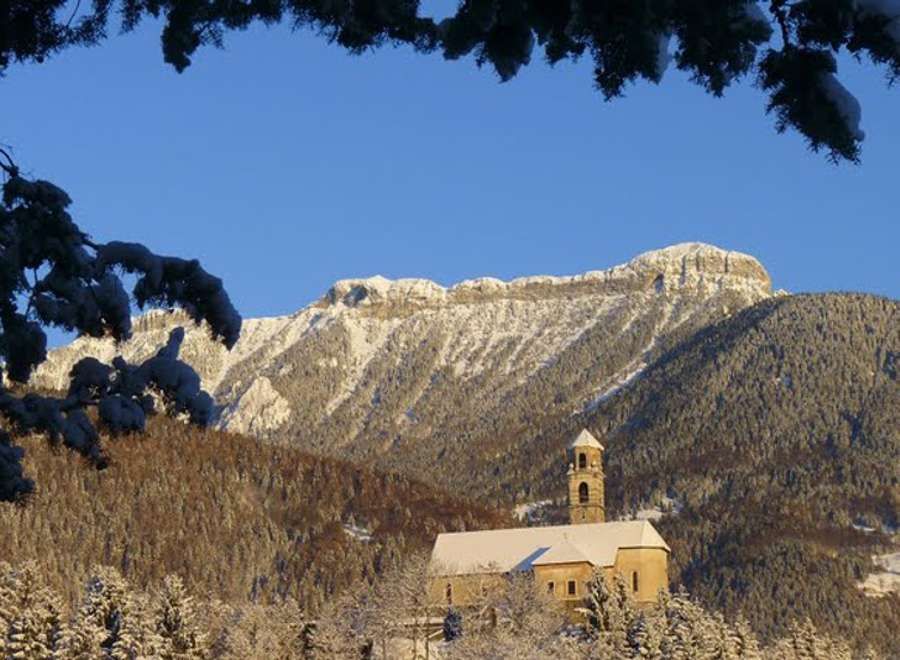 Consorzio Tutela Fagiolo di Lamon - Il territorio -  La chiesa di San Pietro e il monte Coppolo